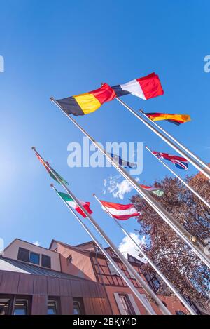 Flaggen der EU, Großbritanniens, Frankreichs, Italiens, Deutschlands, Belgiens und anderer Länder auf Fahnenmasten in Straßburg, Frankreich Stockfoto