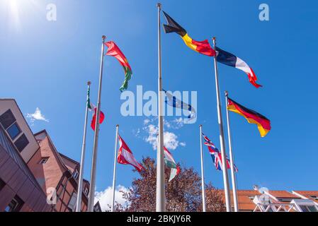 Flaggen der EU, Großbritanniens, Frankreichs, Italiens, Deutschlands, Belgiens und anderer Länder auf Fahnenmasten in Straßburg, Frankreich Stockfoto