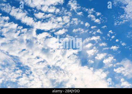 Blauer Himmel mit weißer Wolke. Himmel Hintergrund mit winzigen Wolken. Stockfoto