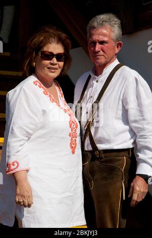 Jupp HEYNCKES feiert am 9. Mai 2020 seinen 75. Geburtstag. Archivfoto: Jupp HEYNCKES, Coach, mit Frau Iris, in Tracht; Lederhose; FC Bayern, traditioneller Oktoberfestbesuch, Oktoberfestbesuch bei der KAEFER Wiesnschaenke/am 2. Oktober 2011 in München/Deutschland. Weltweit verwendet Stockfoto