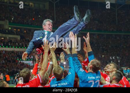 Die Luft. Mai 2020. Jupp HEYNCKES feiert am 9. Mai 2020 seinen 75. Geburtstag. Archivfoto: Bayern-Spieler werfen ihren Trainer Jupp HEYNCKES in die Luft. Fußball, DFB Pokal, Finale, Saison 2012/2013, FC Bayern München (MÅ nchen) - VfB Stuttgart, am 01.06.2013 in Berlin/OLYMPIASTADION/Deutschland. Â weltweit Credit: dpa/Alamy Live News Stockfoto