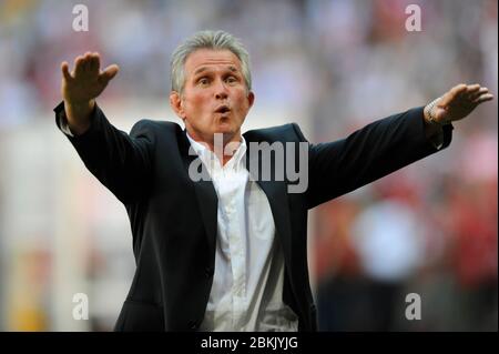 Jupp HEYNCKES feiert am 9. Mai 2020 seinen 75. Geburtstag. Archivfoto: Jupp HEYNCKES, Trainer FC Bayern München, Halbfigur, winken, winken, Geste, Jubel. FC Bayern München-VFB Stuttgart. Am 23. Mai 2009, Auslauf1 & Spieltag34 & Saison0809.Fussball, Bundesliga. Meisterschaftsfinale. Weltweit verwendet Stockfoto