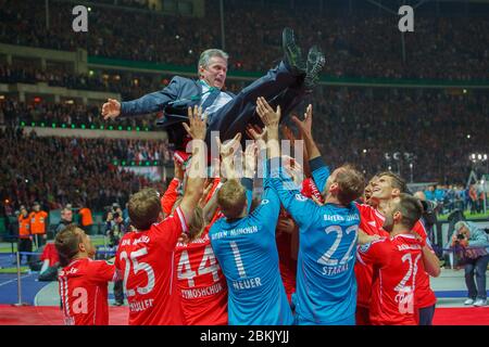 Die Luft. Mai 2020. Jupp HEYNCKES feiert am 9. Mai 2020 seinen 75. Geburtstag. Archivfoto: Bayern-Spieler werfen ihren Trainer Jupp HEYNCKES in die Luft. Fußball, DFB Pokal, Finale, Saison 2012/2013, FC Bayern München (MÅ nchen) - VfB Stuttgart, am 01.06.2013 in Berlin/OLYMPIASTADION/Deutschland. Â weltweit Credit: dpa/Alamy Live News Stockfoto