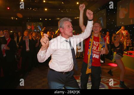 Jupp HEYNCKES feiert am 9. Mai 2020 seinen 75. Geburtstag. Archivfoto: 'Saturday Night Fever' mit Trainer Jupp 'John Travolta' HEYNCKES, angefeuert von seinem Teamkapitän Bastian SCHWEINSTEIGER (M) beim Tanzen auf der Tanzfläche; Tanz, lustig, lustig, lustig, lustig, lustiges Bild, Foto; Überschwang; Fußball Champions League Finale 2013/Bankett des FC Bayern München im Grosvenor House am 25. Mai 2013 in London/Großbritannien. POOLFOTO Â Verwendung weltweit Stockfoto