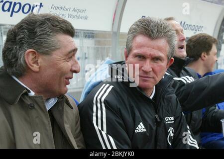 Jupp HEYNCKES feiert am 9. Mai 2020 seinen 75. Geburtstag. Archivfoto: Manager Rudi ASSAUER (links) hatte vor dem Spiel viel gelacht, TR Jupp HEYNCKES (rechts) scheint zurückhaltend. Fußball Bundesliga Eintracht Frankfurt - FC Schalke 04, 3: 0; am 13. März 2004; liga1, Spieltag24, Saison0304 (c) Sven Simon # Huyssenallee 40-42 # 45128 E ssen # tel. 0201/234556 # Fax. 0201/234539 # Kto. 1428150 C ommerzbank E ssen BLZ 36040039 # www.SvenSimon.net. Weltweit verwendet Stockfoto