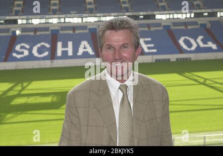 Gelsenkirchen, Deutschland. Mai 2020. Jupp HEYNCKES feiert am 9. Mai 2020 seinen 75. Geburtstag. Archivfoto: Jupp HEYNCKES, Deutschland, Trainer FC Schalke 04, steht in der Arena auf Schalke, Halbbildnis, lachend, im Hintergrund steht Schalke 04, QF-Pressekonferenz FC Schalke 04 am 24. Juni 2003, Präsentation des neuen Trainers Jupp Heynckes Quelle: dpa/Alamy Live News Stockfoto