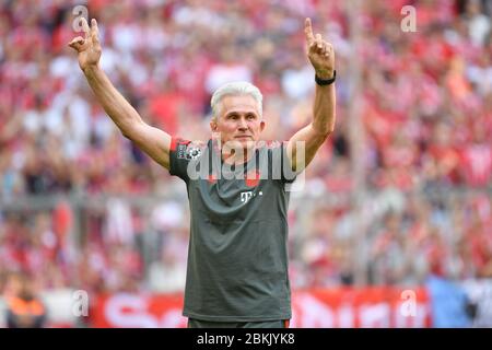 Jupp HEYNCKES feiert am 9. Mai 2020 seinen 75. Geburtstag. Archivfoto: Jupp HEYNCKES (FC Bayern München) verabschiedet sich vor Kick-off, Wellen, Wellen, Wellen, Fußball 1. Bundesliga, 34. Spieltag, Spieltag34, FC Bayern München (.M) -VFB Stuttgart (S) 1-4, am 12. Mai 2018 in München, ALLIANZAREN A. Deutscher Meister, Deutsche Meisterschaft, ¬ Nutzung weltweit Stockfoto