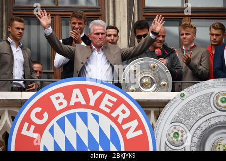 Jupp HEYNCKES feiert am 9. Mai 2020 seinen 75. Geburtstag. Archivfoto: Jupp HEYNCKES (Trainer FC Bayern München) verabschiedet sich von Team und Fans, winkt, winkt, verabschiedet sich, FC Bayern München Meisterschaftsfeier auf dem Rathaubalkon, Marienplatz. Deutsche Meisterin, 28. Deutsche Meisterschaft, am 20. Mai 2018 in München. Weltweit verwendet Stockfoto