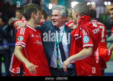 Jupp HEYNCKES feiert am 9. Mai 2020 seinen 75. Geburtstag. Archivfoto: Jupp HEYNCKES (mitte), mit Thomas MÜLLER (MâA LLER) und Bastian SCHWEINSTEIGER (rechts), alle aus Bayern. Fußball, DFB Pokal, Finale, Saison 2012/2013, FC Bayern München (MÅ nchen) - VfB Stuttgart, 3-2 am 01.06.2013 in Berlin/OLYMPIASTADION/Deutschland. Â Verwendung weltweit Stockfoto