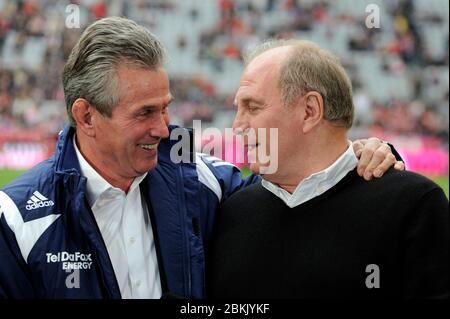 Jupp HEYNCKES feiert am 9. Mai 2020 seinen 75. Geburtstag. Archivfoto: Uli HOENESS (FC Bayern München) mit Jupp HEYNCKES, Trainer (Bayer Leverkusen) FC Bayern München-Bayer Leverkusen. Fußball, Liga1 & Spieltag13 & Saison0910, Sasion2009/2010, 2009/10 am 11/22/2009. Weltweit verwendet Stockfoto