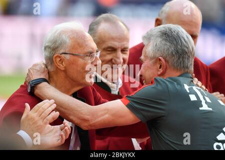 Jupp HEYNCKES feiert am 9. Mai 2020 seinen 75. Geburtstag. Archivfoto: Franz BECKENBAUER (Ehrenpräsident FC Bayern München), links) umarmt Jupp HEYNCKES (Trainer FC Bayern München) und gratuliert ihm. Fußball 1.Bundesliga, 34. Spieltag, Spieltag34, FC Bayern München (M) -VFB Stuttgart (S) 1-4, am 12. Mai 2018 in München, ALLIANZAREN A. Deutscher Meister, Deutsche Meisterschaft, ¬ Nutzung weltweit Stockfoto
