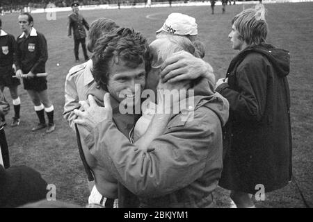 Enschede, Niederlande. Mai 2020. Jupp HEYNCKES feiert am 9. Mai 2020 seinen 75. Geburtstag. Archivfoto: Jupp HEYNCKES Umarmungs-Coach Hennes WEISWEILER, Querformat. Fußball UEFA Cup Twente Enschede - Borussia Monchengladbach 1: 5 am 21. Mai 1975 untersagen DFL-Regulationen jede Verwendung von Fotos als Bildsequenzen und/oder quasi-Video å Verwendung weltweit Quelle: dpa/Alamy Live News Stockfoto