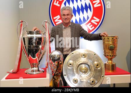 Jupp HEYNCKES feiert am 9. Mai 2020 seinen 75. Geburtstag. Archivfoto: Jupp HEYNCKES (FC Bayern München), mit den Trophäen, Pokalen, gewonnenen Trophäen - von links: Champions League Trophäe, DFL Supercup, Meisterschaftstrophäe, Schale, DFB Trophäe, dreifach, Einzelbild, Einzelmotiv geschnitten, Halbfigur, Halbfigur. 'Danke Jupp', Abschlusspressekonferenz mit Jupp HEYNCKES (Trainer FC Bayern München). Liga1, Fußball 1. Bundesliga, Saison 2012/13, am 4. Juni 2013. ALLIANZAREN A. Â Verwendung weltweit Stockfoto