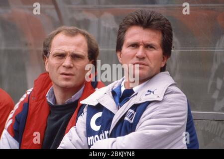 Jupp HEYNCKES feiert am 9. Mai 2020 seinen 75. Geburtstag. Archivfoto: Jupp HEYNCKES, rechts, Deutschland, Fußball, Trainer FC Bayern München und Manager Uli HOENESS Hoeness, sitzen auf der Trainbank und schauen sich das Spiel an, undated Foto von um 1990. Weltweit verwendet Stockfoto
