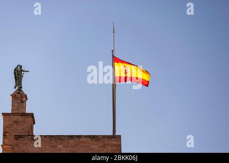 Statue auf dem Königspalast von La Almudaina und spanische Flagge, Palma de Mallorca, Balearen, Spanien Stockfoto