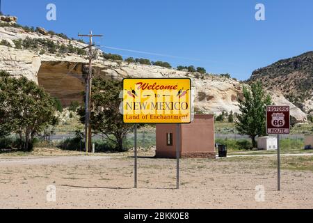 Willkommen in New Mexico Schild entlang der Autobahn an der Staatsgrenze. Stockfoto