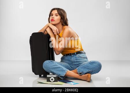 Frau mit Reisetasche, Flugticket, Karte und Kamera Stockfoto