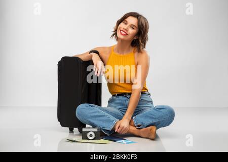 Frau mit Reisetasche, Flugticket, Karte und Kamera Stockfoto