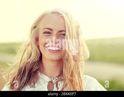 der glückliche junge Frau in weiß Natur hautnah Stockfoto