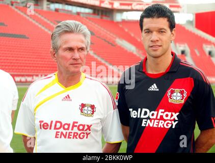 Jupp HEYNCKES feiert am 9. Mai 2020 seinen 75. Geburtstag. Archivfoto: Michael BALLACK, rechts, Fußballspieler, im Gespräch mit Cheftrainer Jupp HEYNCKES, Bayer 04 Leverkusen, Fußball Bundesliga Saison 2010/11, Mannschaftspräsentation Mannschaftspräsentation Saison 2010/2011, Fußball 1. Bundesliga, 20.07.2010. Weltweit verwendet Stockfoto