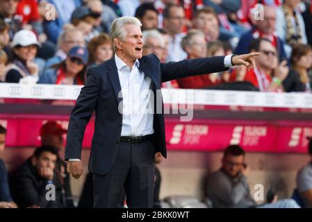 Jupp HEYNCKES feiert am 9. Mai 2020 seinen 75. Geburtstag. Archivfoto: Bayern - Trainer Jupp HEYNCKES (M). Fußball, FC Bayern München (M) - SC Freiburg (FR) 5: 0, Bundesliga, 8. Spieltag, Saison 2017/2018, am 14. Oktober 2017 in München/ALLIANZARENA/Deutschland. å Verwendung weltweit Stockfoto