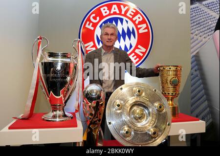 Jupp HEYNCKES feiert am 9. Mai 2020 seinen 75. Geburtstag. Archivfoto: Jupp HEYNCKES (FC Bayern München), mit den Trophäen, Pokalen, gewonnenen Trophäen - von links: Champions League Trophäe, DFL Supercup, Meisterschaftstrophäe, Schale, DFB Trophäe, dreifach, Einzelbild, Einzelmotiv geschnitten, Halbfigur, Halbfigur. 'Danke Jupp', Abschlusspressekonferenz mit Jupp HEYNCKES (Trainer FC Bayern München). Liga1, Fußball 1. Bundesliga, Saison 2012/13, am 4. Juni 2013. ALLIANZAREN A. Â Verwendung weltweit Stockfoto