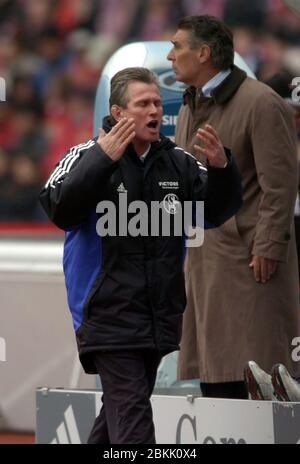 Jupp HEYNCKES feiert am 9. Mai 2020 seinen 75. Geburtstag. Archivfoto: FC Bayern München-Schalke O4 2-1 Schalke-Trainer Jupp HEYNCKES wütend, hinter Manager Rudi ASSAUER Fußball, Bundesliga am 10. April 2004, Liga1.Spieltag28, Saison0304 weltweit Stockfoto