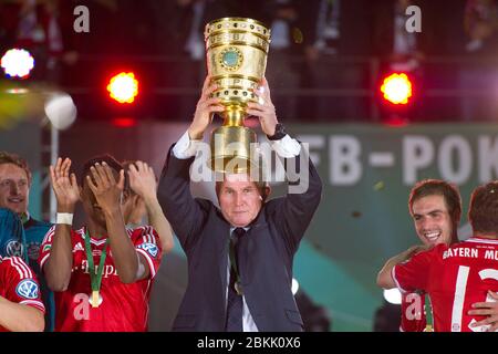 Jupp HEYNCKES feiert am 9. Mai 2020 seinen 75. Geburtstag. Archivfoto: Jupp HEYNCKES (Trainer, M) und die Münchner Mannschaft feuern mit Pokal an, Fußball DFB Pokal Finale der Männer 2013, FC Bayern München (M) - VfB Stuttgart (S) 3: 2 am 01.06.2013 in Berlin, Saison1213 Stockfoto