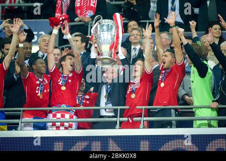 Jupp HEYNCKES feiert am 9. Mai 2020i seinen 75. Geburtstag. Archivfoto: Die Münchener Spieler und Jupp HEYNCKES (Trainer, M) jubeln mit Trophäe auf der Tribüne, Fußball Champions League Finale 2013/Borussia Dortmund (DO) - FC Bayern München (M) 1: 2. Saison 2012/13, WEMBLEY Stadium, 25.05.2013. Â Verwendung weltweit Stockfoto
