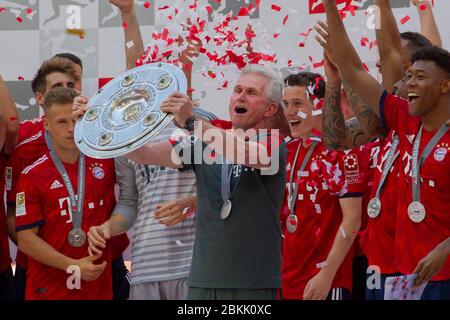 Jupp HEYNCKES feiert am 9. Mai 2020 seinen 75. Geburtstag. Archivfoto: Bayern - Trainer Jupp HEYNCKES (M) mit Meisterschale. Fußball, FC Bayern München (M) - VfB Stuttgart (S) 1: 4, Bundesliga, 34.Spieltag, Saison 2017/2018, am 12. Mai 2018 in München/ALLIANZARENA/Deutschland. Meister, Meisterschaft, Fußballmeister. ¬ Verwendung weltweit Stockfoto