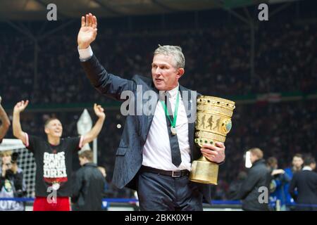 Jupp HEYNCKES feiert am 9. Mai 2020 seinen 75. Geburtstag. Archivfoto: Jupp HEYNCKES, Bayern, mit DFB-Pokal, Pokal, Trophaee, Geste, winken, winken, winken, Abschied. Fußball, DFB Pokal, Finale, Saison 2012/2013, FC Bayern München (MÅ nchen) - VfB Stuttgart 3-2, am 01.06.2013 in Berlin/OLYMPIASTADION/Deutschland. Â Verwendung weltweit Stockfoto