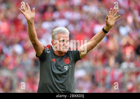 Jupp HEYNCKES feiert am 9. Mai 2020 seinen 75. Geburtstag. Archivfoto: Jupp HEYNCKES (FC Bayern München) verabschiedet sich vor Anpfiff, Wellen, Wellen, Wellen, Abschied, Fußball 1. Bundesliga, 34. Spieltag, Spieltag34, FC Bayern München (.M) -VFB Stuttgart (S) 1-4, am 12. Mai 2018 in München, ALLIANZAREN A. Deutscher Meister, Deutsche Meisterschaft, ¬ Nutzung weltweit Stockfoto