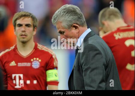 Jupp HEYNCKES feiert am 9. Mai 2020 seinen 75. Geburtstag. Archivfoto: Von links nach rechts: Philipp LAHM (FC Bayern München), Jupp HEYNCKES (FC Bayern München Trainer), Bastian SCHWEINSTEIGER (FC Bayern München), Enttäuschung, frustriert, enttäuscht, frustriert, dejected nach dem Spiel. Fußball Champions League Finale 2012/FC Bayern München-Chelsea FC. Saison2011/12, FUSSBALL-ARENA MÜNCHEN, am 19. Mai 2012. Â Verwendung weltweit Stockfoto