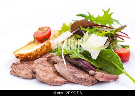 Warmes Kalbfleisch mit frischem Salat und Parmesan Stockfoto