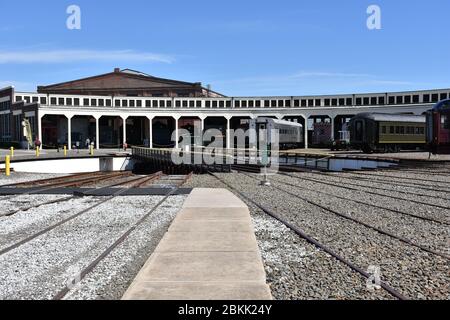 Das Roundhouse und Turntable im North Carolina Transportation Museum. Stockfoto