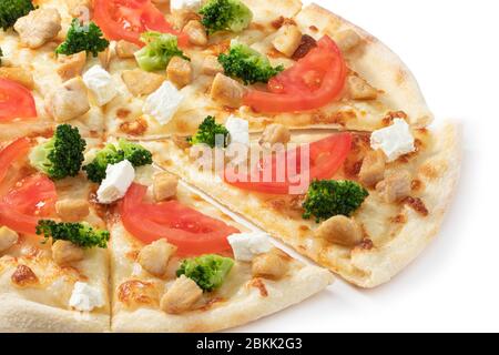 Pizza mit Huhn, Brokkoli und Feta-Käse auf weißem Hintergrund isoliert. Stockfoto