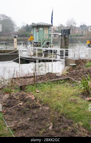 Teddington Lock auf Thames Path Teddington nach Kew, London Stockfoto