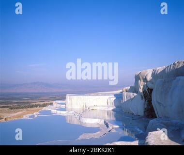 Weiße Travertin-Terrassen, Pamukkale, Denizli Provinz, Republik Türkei Stockfoto