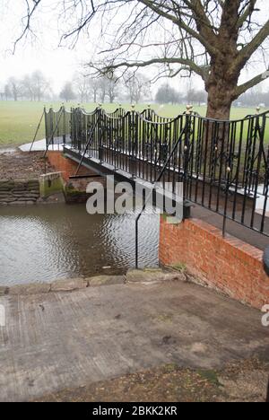 Viktorianische Fußgängerbrücke über River Stream Water Schwarze Eisenhütte auf dem Thames Path Teddington nach Kew, London Stockfoto