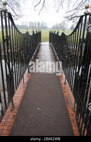 Viktorianische Fußgängerbrücke über River Stream Water Schwarze Eisenhütte auf dem Thames Path Teddington nach Kew, London Stockfoto