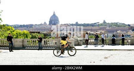 Roma, Italien. Mai 2020. Villa Borghese, Wiedereröffnung der Stadtparks. Römer gingen zurück, um ihre "Villen" zu genießen, Fahrrad fahren, laufen, spazieren gehen oder einfach nur auf einer Bank sitzen Rom 4. Mai 2020. Covid-19, Italien tritt in die zweite Phase des Coronavirus-Notfalls ein. Foto Samantha Zucchi Insidefoto Quelle: Insidefoto srl/Alamy Live News Stockfoto