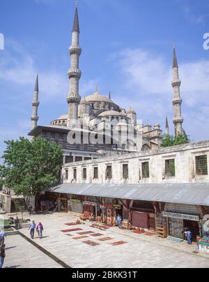 Sultan-Ahmed-Moschee (Blaue Moschee) und türkische Teppichläden, Bezirk Fatih, Istanbul, Republik Türkiye Stockfoto