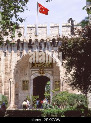 Kaisertor zum Topkapi-Palast (Topkapi Sarayi) und Museum, Viertel Fatih, Istanbul, Republik Türkiye Stockfoto