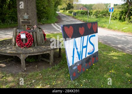 Ein Schild, das den NHS am Straßenrand in Holberrow Green, Worcestershire, Großbritannien, unterstützt Stockfoto