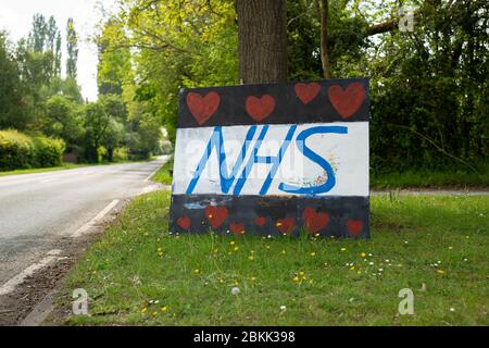Ein Schild, das den NHS am Straßenrand in Holberrow Green, Worcestershire, Großbritannien, unterstützt Stockfoto