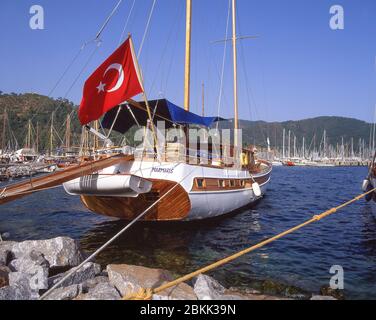 Yacht-Boot liegt im Hafen von Marmaris, Marmaris, Provinz Mulga, Republik Türkiye Stockfoto