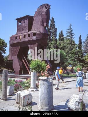Hölzernes Trojanisches Pferd Denkmal am Tor der antiken Stadt, Troja Historical National Park, Tevfikiye, Canakkale Provinz, Republik Türkiye Stockfoto