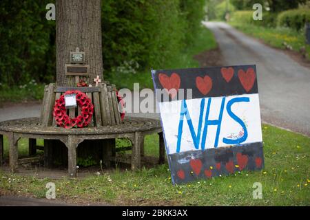 Ein Schild, das den NHS am Straßenrand in Holberrow Green, Worcestershire, Großbritannien, unterstützt Stockfoto