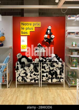 Paris, Frankreich - 18. Jan 2020: Mehrere Panda-Spielzeuge zum Verkauf zu einem Sonderpreis im IKEA Möbel Supermarkt Stockfoto