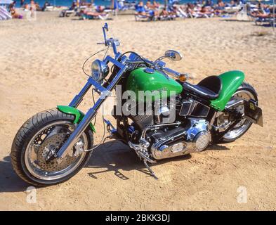 Harley-Davidson Motorrad am Strand, Playa Puerto Banus, Puerto Banus, Costa del Sol, Provinz Malaga, Andalusien, Spanien Stockfoto